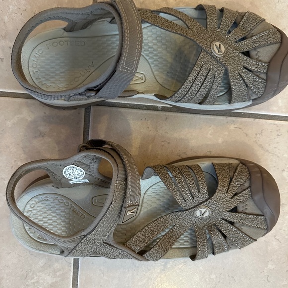 Very lightly used Keen Sandals - Picture 1 of 2